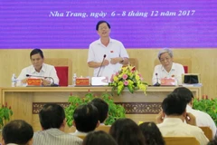 Ông Nguyễn Tấn Tuân - Phó Bí thư Tỉnh ủy, Chủ tịch Hội đồng Nhân dân tỉnh Khánh Hòa (giữa) điều hành kỳ họp thông qua Nghị quyết tán thành Đề án thành lập đơn vị hành chính-kinh tế đặc biệt Bắc Vân Phong. (Ảnh: Tiên Minh/TTXVN)