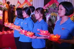 Nghi thức dâng hoa đăng trong Đại lễ cầu siêu vụ sập cống Hiệp Hòa, thôn Hiệp Hòa, xã Hòa Sơn, huyện Đô Lương làm 98 người hy sinh ngày 3/1/1978. (Ảnh: Nguyễn Oanh/TTXVN)