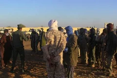 Lực lượng đã tham gia cuộc nổi dậy ly khai của dân tộc thiểu số Tuareg chờ trong một trại quân đội ở Gao trước khi tham gia tuần tra chung với quân đội Mali. (Nguồn: AFP)