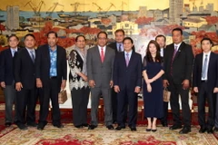 Chủ tịch Quốc hội Liên bang Micronesia Wesley W.Simina và Chủ tịch Ủy ban nhân dân thành phố Hải Phòng Nguyễn Văn Tùng cùng các đại biểu chụp ảnh chung. (Ảnh: Minh Thu/TTXVN)