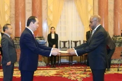 Đại sứ Cộng hòa Zambia Walubita Imakando trình Quốc thư lên Chủ tịch nước Trần Đại Quang. (Ảnh: Nhan Sáng/TTXVN)