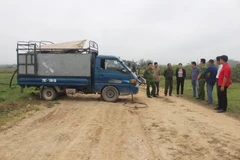 Lực lượng chức năng bắt giữ xe xả thải trái phép ra môi trường. (Ảnh: Nguyễn Hoàng/TTXVN)