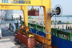 Bốc xếp container tại chi nhánh cảng Tân Vũ, Cảng Hải Phòng. (Ảnh: Lâm Khánh/TTXVN)