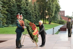 Tổng Bí thư Nguyễn Phú Trọng đến đặt hoa tại Đài Liệt sỹ vô danh. (Ảnh: Trí Dũng/TTXVN)