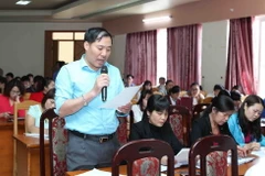 Người lao động mới bị Sở Y tế Lai Châu chấm dứt hợp đồng đặt các câu hỏi và đề đạt những tâm tư nguyện vọng tại buổi đối thoại. (Ảnh: Quý Trung/TTXVN)