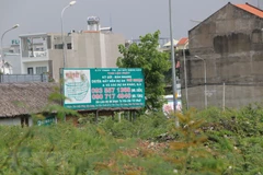 Trung tâm mối giới nhà đất mọc lên ngay giữa đất nền dự án bỏ hoang tại quận 9, Thành phố Hồ Chí Minh. (Ảnh: Trần Xuân Tình/TTXVN)