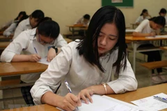 Thí sinh dự thi môn Ngữ Văn trong kỳ thi tuyển sinh lớp 10 trung học phổ thông tại điểm thi trường trung học phổ thông Phan Đình Phùng. (Ảnh: Thanh Tùng/TTXVN) 