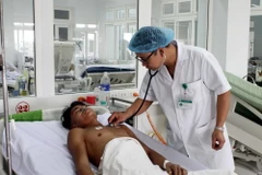 Bác sỹ Khoa hồi sức tích cực-Chống độc đang tích cực điều trị cho anh Lữ Văn Khăm. (Ảnh: Tá Chuyên/TTXVN)