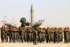 Lực lượng quân đội của Tướng Khalifa Haftar diễu binh tại Benghazi, Libya ngày 7/5. (Nguồn: AFP/TTXVN)