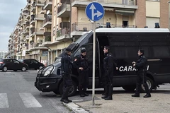 Cảnh sát Italy điều tra tại hiện trường vụ xả súng. (Nguồn: AFP/ TTXVN)