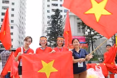Người hâm mộ Thủ đô cổ vũ đội tuyển Olympic Việt Nam trước trận tranh huy chương đồng môn bóng đá nam ASIAD 2018. (Ảnh: Thanh Tùng/TTXVN)