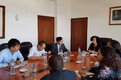 Đại sứ Việt Nam tại Mozambique Lê Huy Hoàng và lãnh đạo Công ty Movitel trao đổi với Thứ trưởng Bộ Giao thông và Truyền thông Mozambique Manuela Rebelo. (Ảnh: Lê Đình Lượng/Vietnam+)