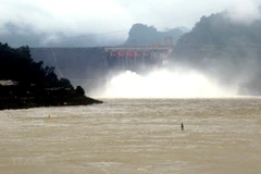 Thủy điện Hòa Bình xả lũ. (Ảnh: Thanh Hải/TTXVN)