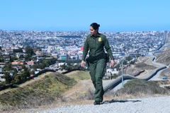 Nhân viên Hải quan và Biên phòng Mỹ tuần tra tại khu vực biên giới Mỹ-Mexico ở San Diego, California ngày 17/4. (Nguồn: AFP/TTXVN)