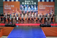 Các đại biểu cắt băng khai mạc triển lãm. (Ảnh: Đào Lâm/Vietnam+)