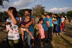 Người di cư di chuyển tới khu vực biên giới Mexico-Mỹ. (Ảnh: AFP/TTXVN)