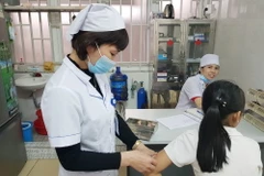 Tiêm phòng bệnh dại cho bệnh nhân bị chó cắn. (Ảnh minh họa. Nguồn: TTXVN)