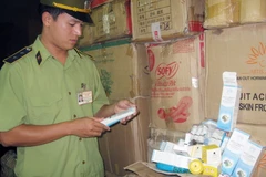 Một vụ kiểm tra, phát hiện mỹ phẩm giả tại Hà Nội. (Đỗ Phương Anh/TTXVN)
