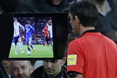 Trọng tài xem lại một pha bóng tranh cãi. (Nguồn: Sky Sports)