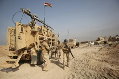 Các lực lượng ủng hộ Chính phủ Syria trong chiến dịch truy quét IS tại thị trấn Qaim, phía tây Anbar ngày 4/11. (Nguồn: AFP/TTXVN)