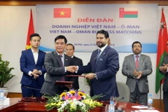 Ký kết Biên bản ghi nhớ giữa Phòng Thương mại và Công nghiệp Việt Nam và Phòng Thương mại và Công nghiệp Oman tại buổi tọa đàm. (Ảnh: Trần Việt/TTXVN)