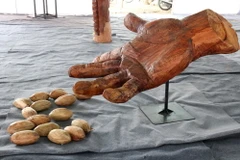 Tác phẩm 'Gieo; được trưng bày tại triển lãm. (Ảnh: Nguyễn Thanh/TTXVN)