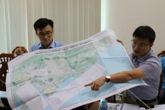 Công ty trách nhiệm hữu hạn một thành viên Thiết kế và Tư vấn xây dựng công trình hàng không ADCC thuyết minh với các cơ quan chức năng tỉnh về dự án sân bay. (Ảnh: Huỳnh Ngọc Sơn/TTXVN)