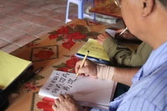 Sau nhiều năm theo học, các lão sinh có thể viết chữ Hán Nôm thành thạo. (Ảnh: Nguyễn Thảo/TTXVN)