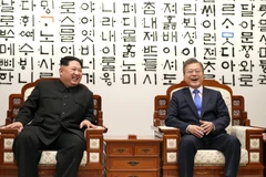 Tổng thống Hàn Quốc Moon Jae-in (phải) và nhà lãnh đạo Triều Tiên Kim Jong-un (trái) trong cuộc gặp trước hội đàm ở làng đình chiến Panmunjom ngày 27/4. (Nguồn: Yonhap/ TTXVN)