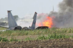 Hiện trường vụ rơi máy bay. (Nguồn: Trend News Agency/TTXVN)