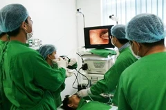 Các bác sỹ Bệnh viện Chợ Rẫy Phnom Pênh thực hiện phẫu thuật nội soi tai mũi họng cho bệnh nhân Campuchia. (Ảnh: TTXVN)