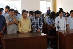 Các bị cáo nghe tòa tuyên án. (Ảnh: Công Mạo/TTXVN)