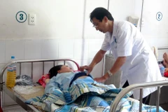 Bác sỹ kiểm tra sức khỏe cho bệnh nhân. (Ảnh minh họa: Xuân Triệu/TTXVN)