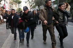 Cảnh sát Thổ Nhĩ Kỳ tham gia chiến dịch truy quét các đối tượng tình nghi khủng bố, tại Ankara. (Nguồn: AFP/TTXVN)