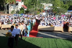 Dâng hương kỷ niệm 56 năm Ngày hy sinh Anh hùng lực lượng vũ trang nhân dân Phan Thị Ràng. (Ảnh: Lê Sen/TTXVN)