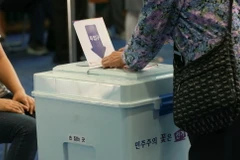 Cử tri bỏ phiếu trong cuộc bầu cử địa phương tại một điểm bầu cử ở Seoul, Hàn Quốc ngày 13/6. (Nguồn: THX/TTXVN)