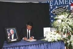 Ông Huỳnh Cách Mạng, Phó Chủ tịch Ủy ban nhân dân Thành phố Hồ Chí Minh ghi sổ tang Thượng Nghị sỹ Hoa Kỳ John Sidney McCain. (Ảnh: Xuân Khu/TTXVN)