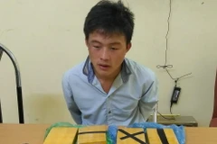 Đối tượng Vàng A Panh cùng tang vật tại cơ quan điều tra. (Ảnh: TTXVN phát)