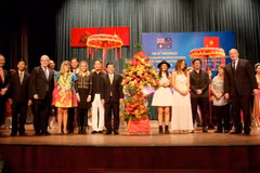 Chủ tịch UBND Thành phố Hồ Chí Minh Nguyễn Thành Phong và Toàn quyền Australia Peter Cosgrove (ngoài cùng bên phải) tặng hoa cho các nghệ sỹ biểu diễn tại Lễ kỷ niệm. (Ảnh: Tiến Lực/TTXVN)