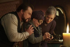 Từ trái qua: Jack Black, Owen Vaccaro và Cate Blanchett trong phim 'The House With a Clock in Its Walls.' (Nguồn: AP)