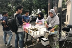 Các điểm bán đồ ăn trong khu dân cư phục vụ bữa tối sau một ngày nhịn ăn. (Ảnh: Đỗ Quyên/Vietnam+)