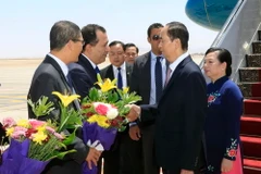 Các quan chức chính quyền tỉnh Luxor đón Chủ tịch nước Trần Đại Quang và Phu nhân tại Sân bay quốc tế Luxor. (Ảnh: Nhan Sáng/TTXVN)