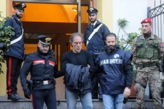 Cảnh sát Italy áp giải các đối tượng tình nghi mafia tại Palermo ngày 5/12/2017. (Nguồn: AFP/TTXVN)