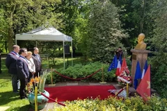 Chính quyền thành phố Montreuil và bạn bè Pháp đặt hoa tưởng niệm dưới chân tượng Chủ tịch Hồ Chí Minh trong công viên Montreau. (Ảnh: Linh Hương/TTXVN)