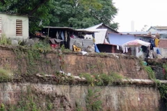 Một số hộ dân sống trên thượng thành (khu vực 1 cần bảo vệ nghiêm ngặt) của di tích. (Ảnh: Quốc Việt/TTXVN)