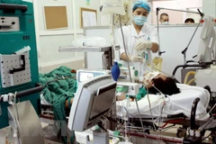 Điều trị cho một bệnh nhân. (Ảnh minh họa: Dương Ngọc/TTXVN)