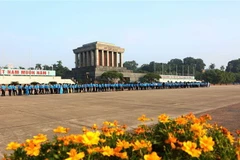 Vào Lăng viếng Bác. (Nguồn: TTXVN)