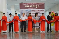 Cắt băng khai mạc triển lãm. (Ảnh: Tuấn Anh/TTXVN)
