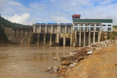Nhà máy thủy điện Châu Thắng ở gần bản Minh Tiến xả lũ. (Ảnh: Nguyễn Oanh/TTXVN)
