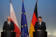 Ngoại trưởng Đức Sigmar Gabriel (phải) và người đồng cấp Ba Lan Jacek Czaputowicz. (Nguồn: ​AP)